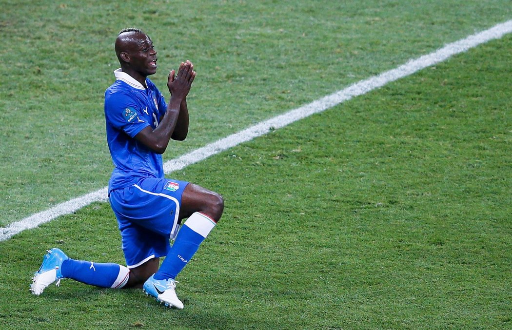 Mario Balotelli a jedno z jeho gest ve čtvrtfinále EURO 2012 proti Anglii