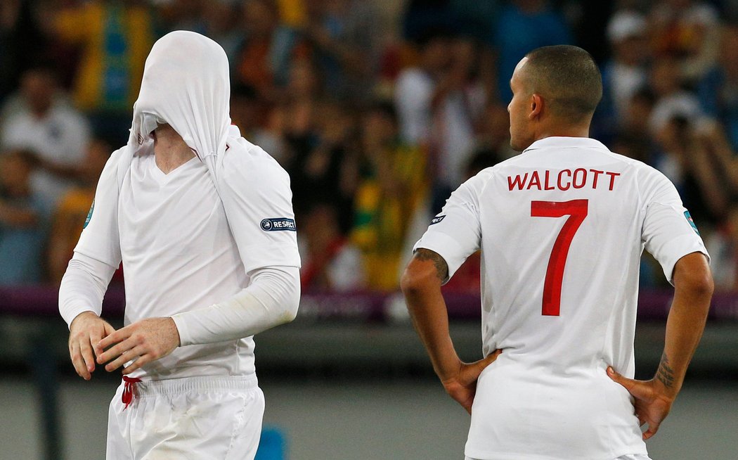 Wayne Rooney a Theo Walcott po prohraném penaltovém rozstřelu s Itálií
