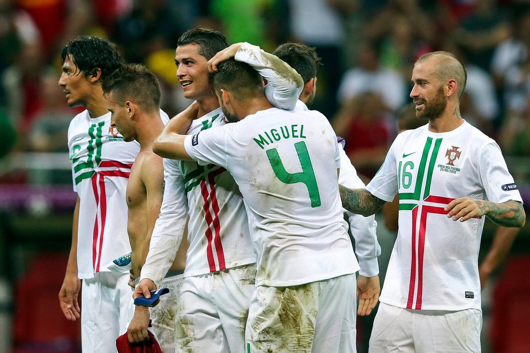 Portugalci (zleva) Bruno Alves, Joao Pereira, Cristiano Ronaldo, Miguel Veloso a Raul Meireles slaví postup do semifinále EURO 2012