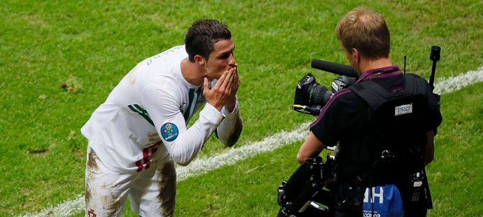 Cristiano Ronaldo se raduje z gólu do české sítě ve čtvrtfinále EURO