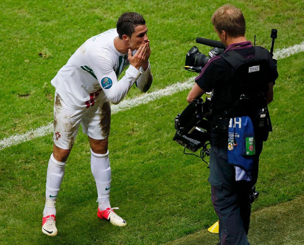 Cristiano Ronaldo se raduje z gólu do české sítě ve čtvrtfinále EURO