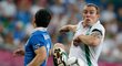 Irský fotbalista Richard Dunne (vpravo) odkpává míč před Italem Antoniem Di Natalem