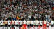 Němečtí fotbalisté oslavují se svými fanoušky postup do semifinále