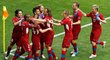 Čeští fotbalisté slaví gól ve druhém zápase EURO proti Řecku