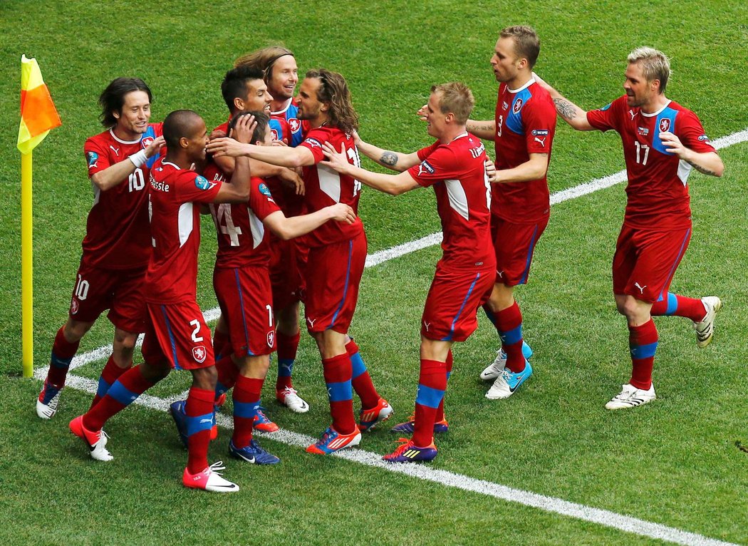 Čeští fotbalisté slaví gól ve druhém zápase EURO proti Řecku
