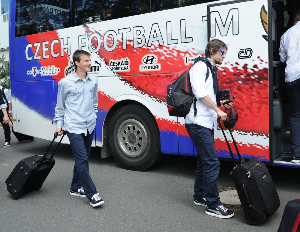 Do autobusu nastupují Rosický a Darida