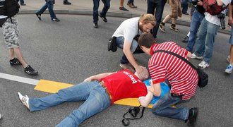 VIDEO: Válka! Poláci málem ukopali Rusa, policie střílela do vzduchu