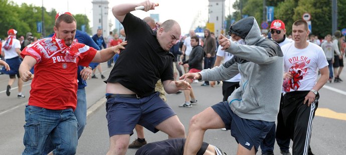 Bitka mezi ruskými a polskými fanoušky před zápasem ve Varšavě