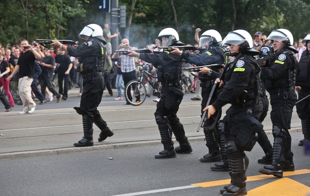 Policejní zásah při fanouškovských násilnostech mezi Rusy a Poláky