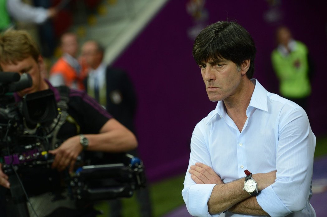 Naštvaný německý kouč Joachim Löw v průběhu semifinále proti Itálii