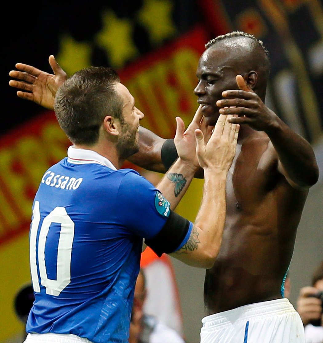 Antonio Cassano gratuluje Balotellimu ke druhému gólu v semifinále EURO 2012