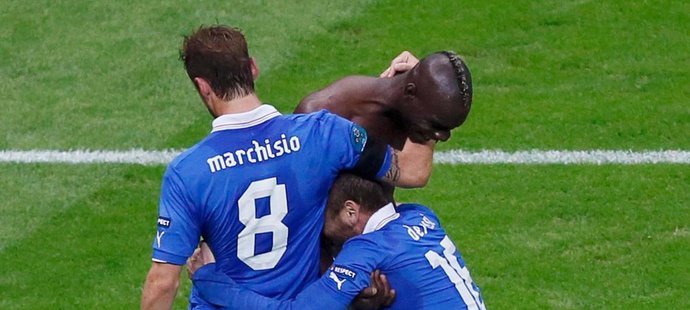 Italové slaví druhý gól Maria Balotelliho do německé sítě