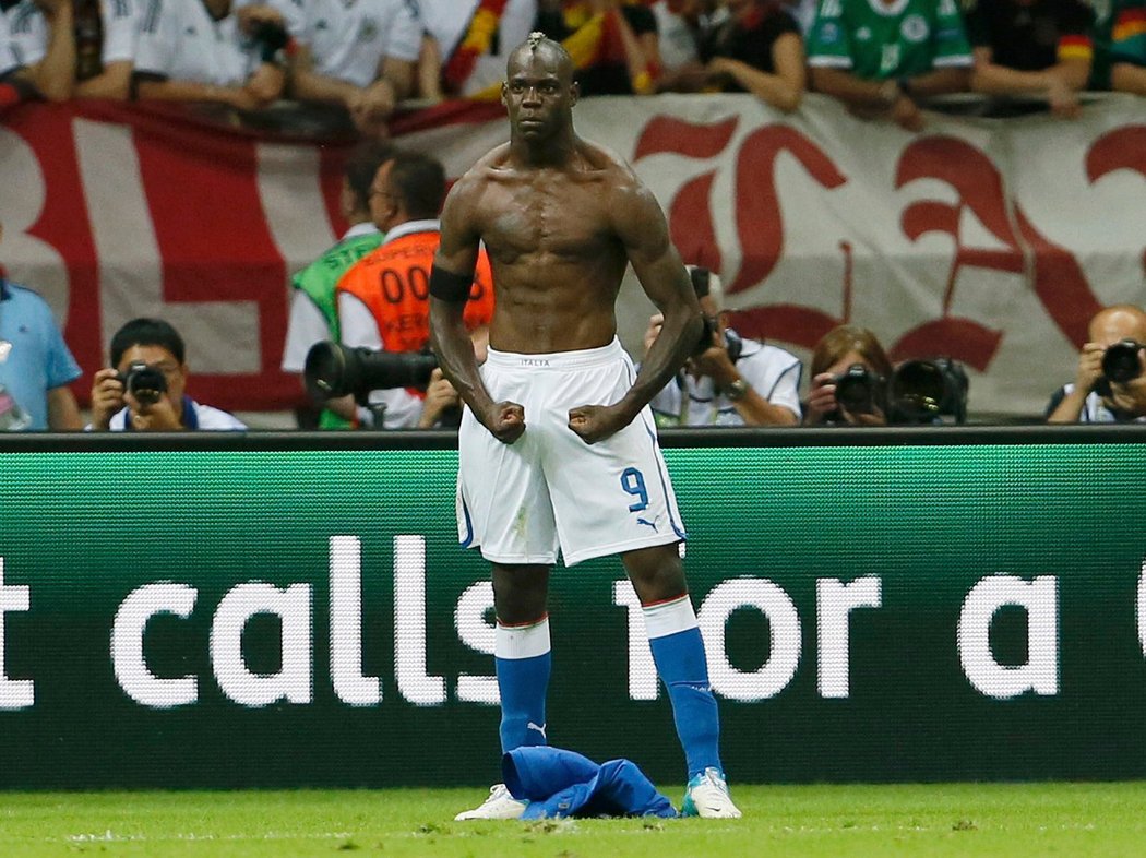 Mario Balotelli slaví svůj druhý gól v německé síti v semifinále EURO