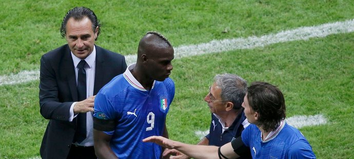 Italský hrdina semifinále proti Německu Mario Balotelli opouští kvůli zranění hřiště