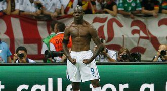 Mario Balotelli slaví svůj druhý gól v německé síti v semifinále EURO