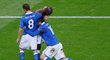 Italové slaví druhý gól Maria Balotelliho do německé sítě