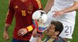Španělský brankář Iker Casillas lapá míč před Francouzem Ramim