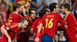 Španělští fotbalisté se radují z gólu Xabiho Alonsa do sítě Francie