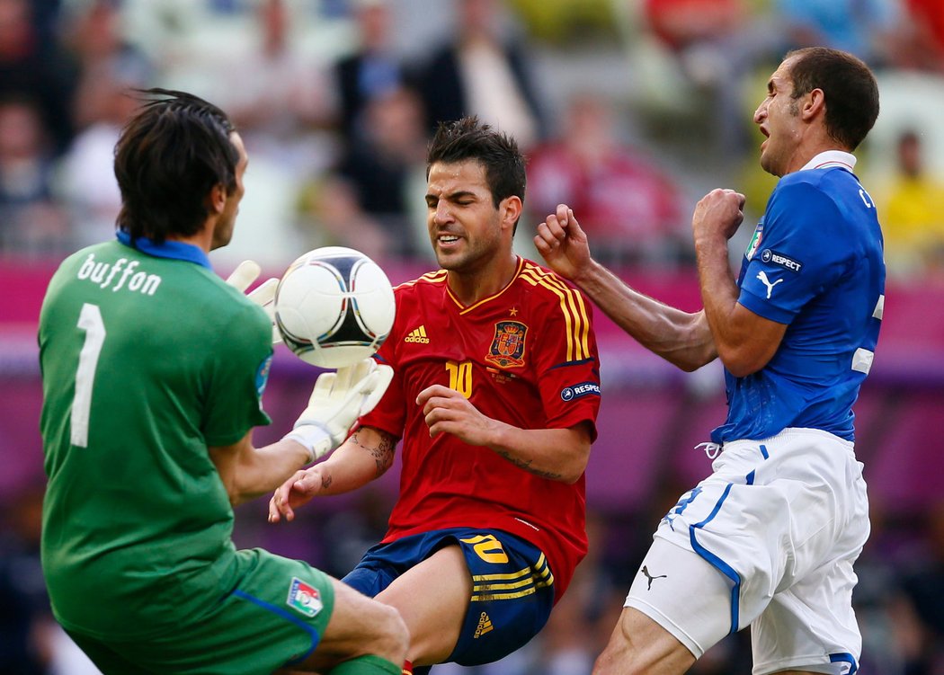 Italský brankář Gianluigi Buffon zasahuje před Ceskem Fabregasem ze Španělska, asistuje mu Giorgio Chiellini