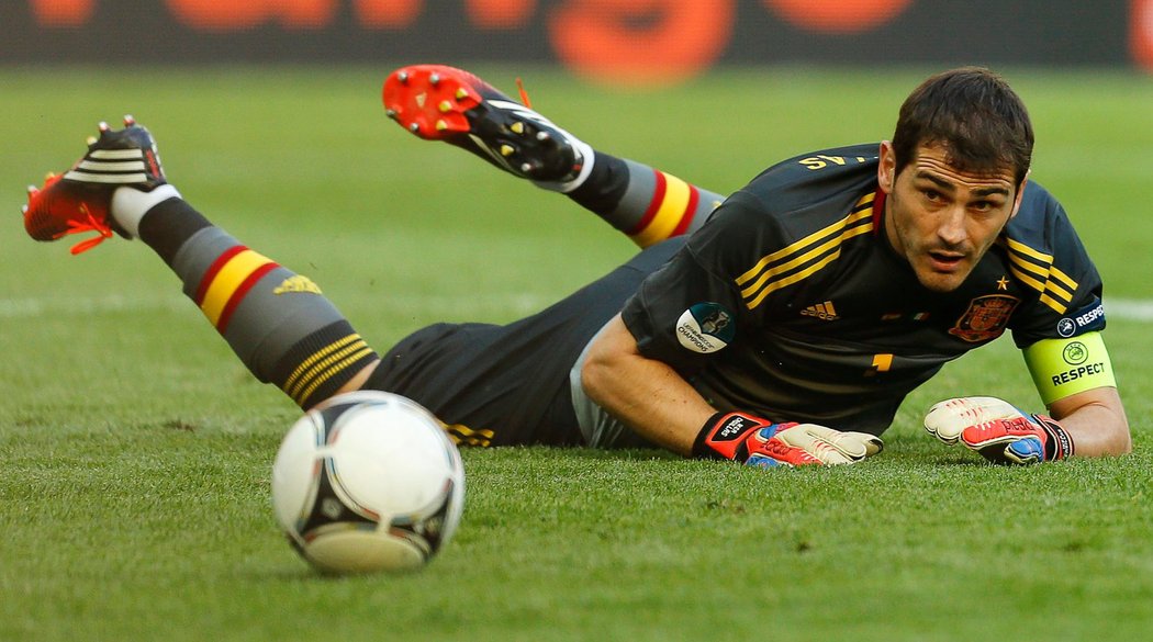 Iker Casillas sleduje míč z kopaček Italů, který nakonec skončil vedle jeho branky