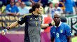 Iker Casillas utěšuje Maria Balotelliho, který propásl svou obří šanci