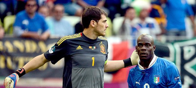 Iker Casillas utěšuje Maria Balotelliho, který propásl svou obří šanci