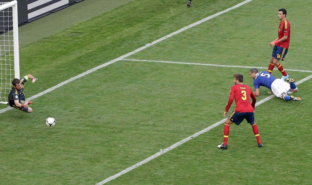 Ital Thiago Motta se pokouší překonat Ikera Casillase ve španělské brance