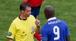 Maďarský sudí Viktor Kassai dává varování italskému fotbalistovi Mariu Balotellimu v zápase se Španělskem