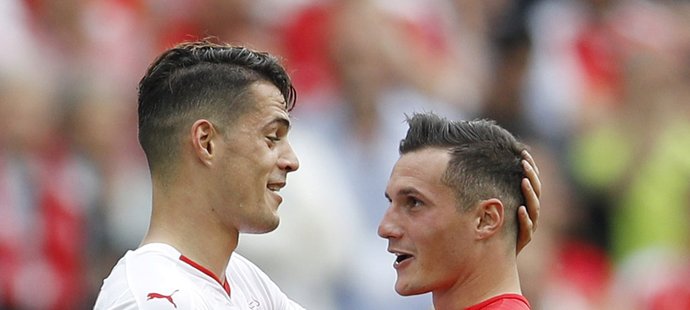 Bratři na EURO proti sobě: Granit Xhaka hrající za Švýcarsko se zdraví s bratrem Taulantem, který reprezentuje Albánii