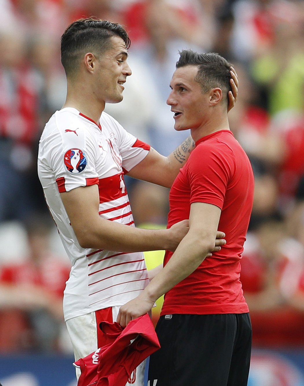 Bratři na EURO proti sobě: Granit Xhaka hrající za Švýcarsko se zdraví s bratrem Taulantem, který reprezentuje Albánii