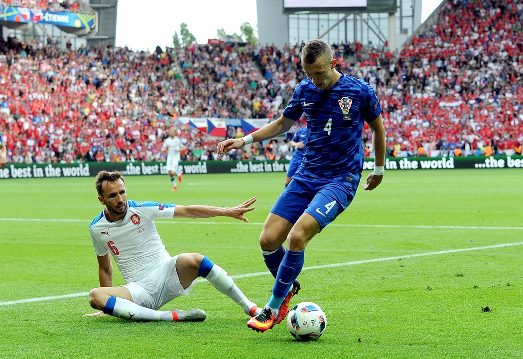 Tomáš Sivok na zemi před Chorvatem Ivanem Peršičem na EURO 2016
