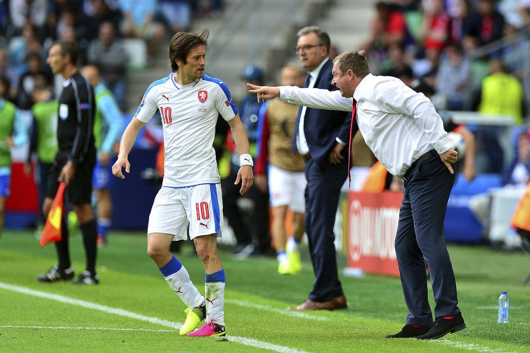 Tomáš Rosický sleduje křičícího kouče české reprezentace Pavla Vrbu při zápase s Chorvatskem na EURO 2016