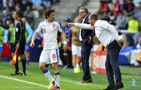 Tomáš Rosický sleduje křičícího kouče české reprezentace Pavla Vrbu při zápase s Chorvatskem na EURO 2016