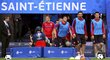 Čeští fotbalisté vcházejí na stadion v St. Etienne, kde v pátek odehrají druhý zápas na EURO proti Chorvatsku
