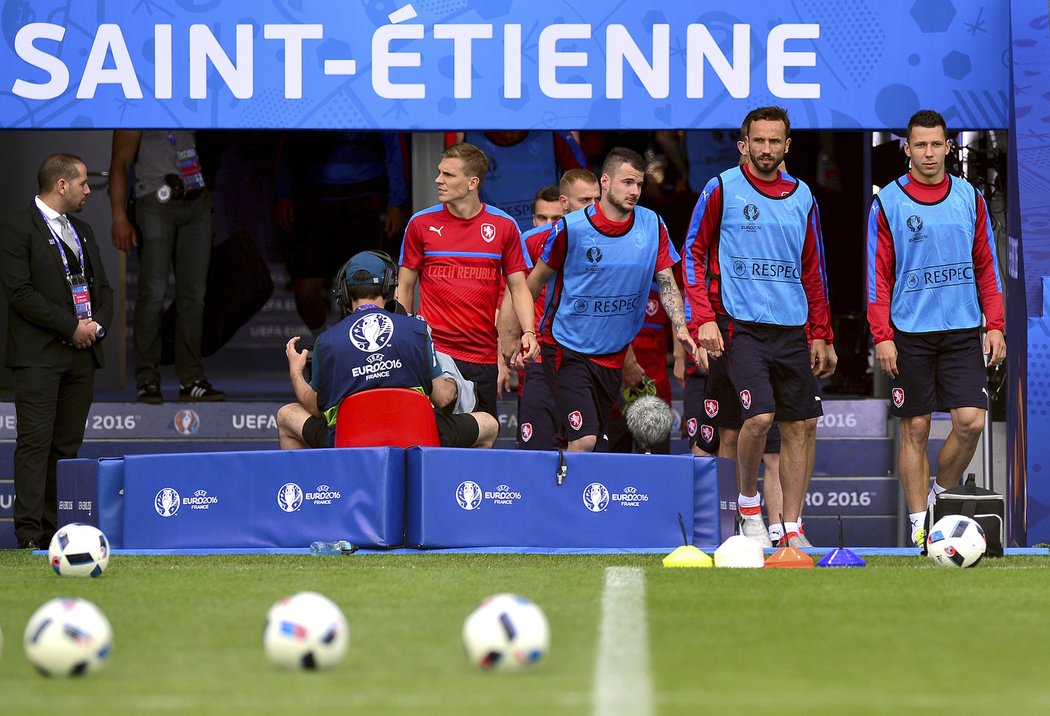 Čeští fotbalisté vcházejí na stadion v St. Etienne, kde v pátek odehrají druhý zápas na EURO proti Chorvatsku