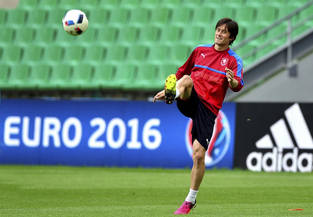 Tomáš Rosický v dobré náladě na českém tréninku před zápasem s Chorvatskem na EURO 2016