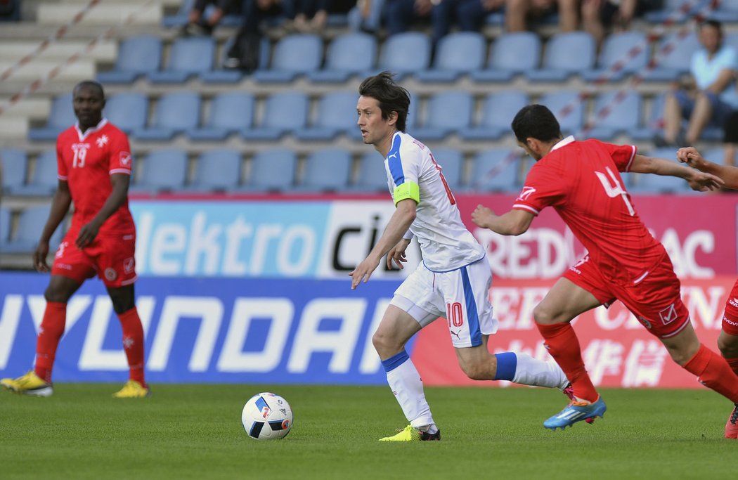 Dirigent české reprezentace Tomáš Rosický v duelu proti Maltě.