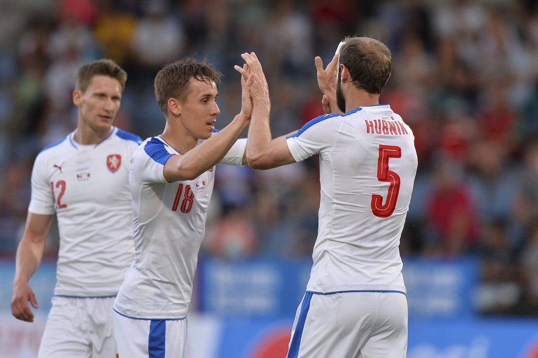 Josef Šural si plácá s obráncem Romanem Hubníkem během přípravného duelu české reprezentace.