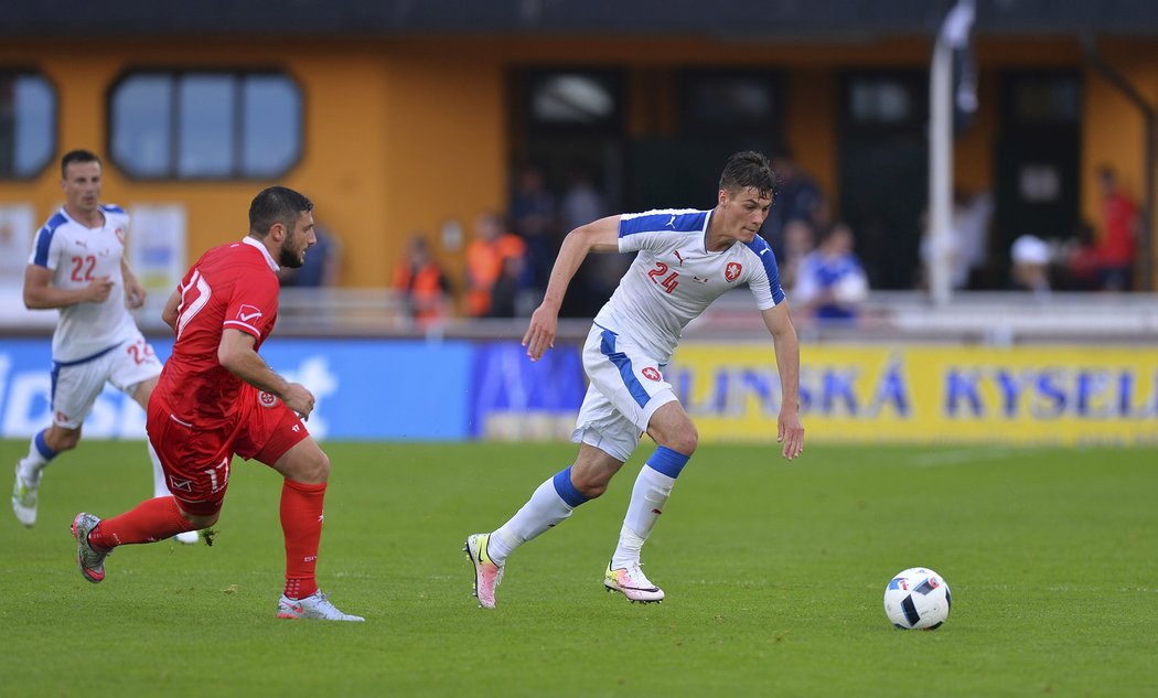 Útočník Patrik Schick napřahuje k ráně v přípravném utkání české reprezentace s Maltou.