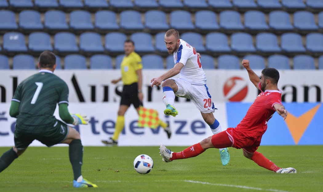 Křídelník Jiří Skalák pálí na branku Malty v přípravném utkání, které česká reprezentace vyhrála 6:0.