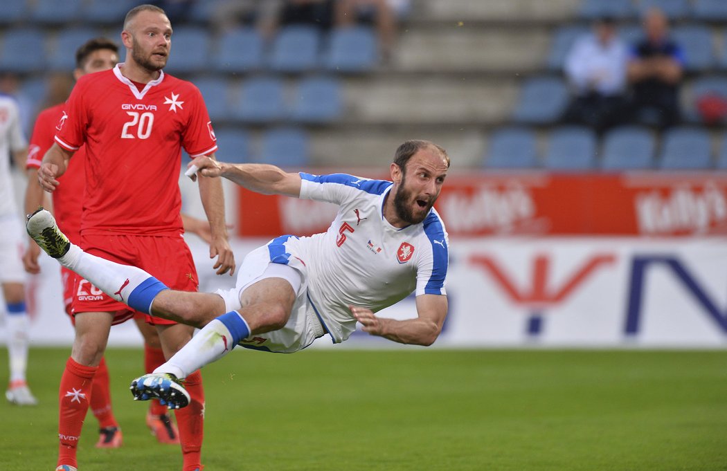 Obránce české reprezentace Roman Hubník v akrobatické pozici při duelu s Maltou.