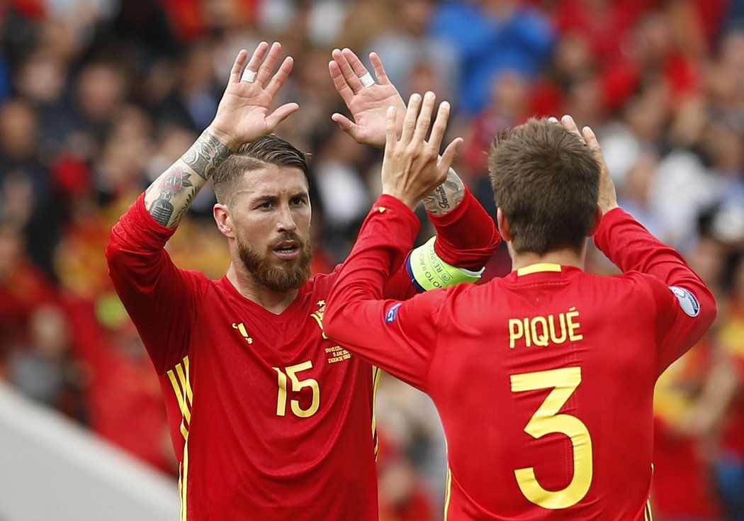 Sergio Ramos a Gerard Piqué slaví gól v české síti v úvodním zápase EURO 2016