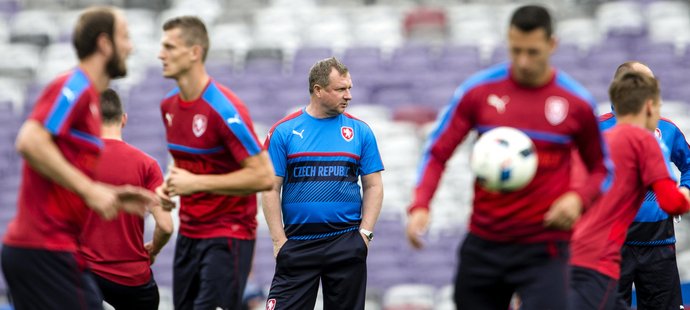 Pavel Vrba sleduje své svěřence na předzápasovém tréninku v Toulouse