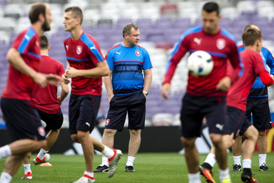 Pavel Vrba sleduje své svěřence na předzápasovém tréninku v Toulouse