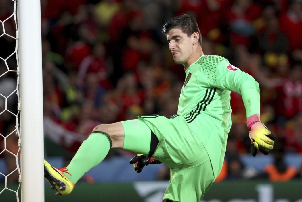 Naštvaný belgický brankář Thibaut Courtois po třetím inkasovaném velšském gólu ve čtvrtfinále EURO