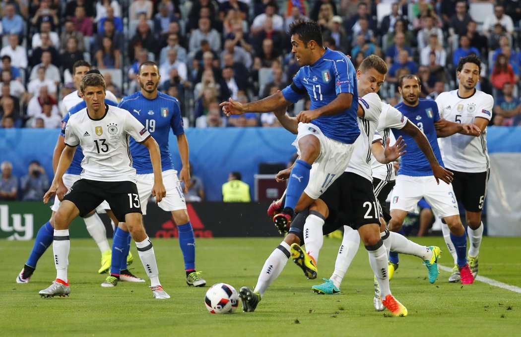 Ital Eder v akci ve čtvrtfinále EURO proti Německu