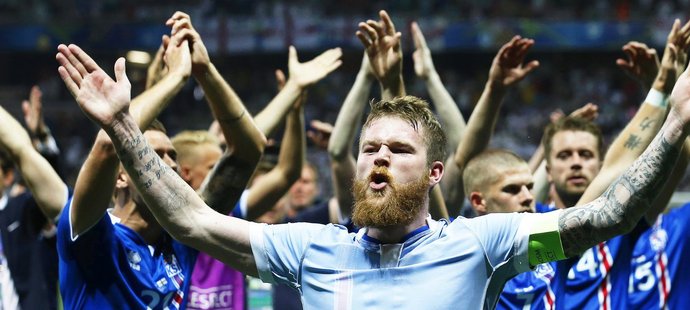 Aron Gunnarsson vede islandské oslavy po postupu do čtvrtfinále EURO
