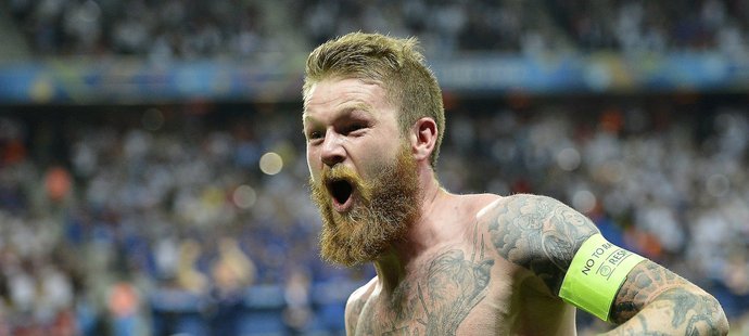 Islandský kapitán Aron Gunnarsson v euforii po výhře nad Anglií a postupu do čtvrtfinále EURO