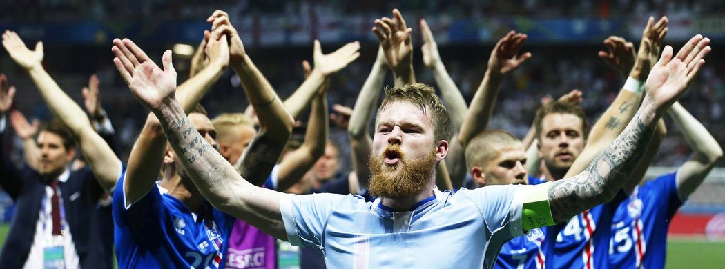 Aron Gunnarsson vede islandské oslavy po postupu do čtvrtfinále EURO