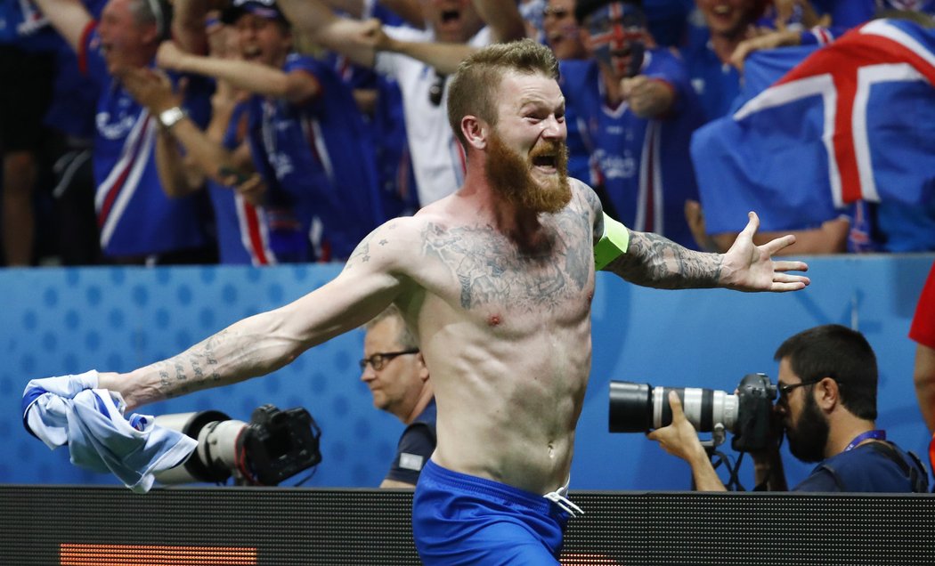Islandský kapitán Aron Gunnarsson v euforii po výhře nad Anglií a postupu do čtvrtfinále EURO